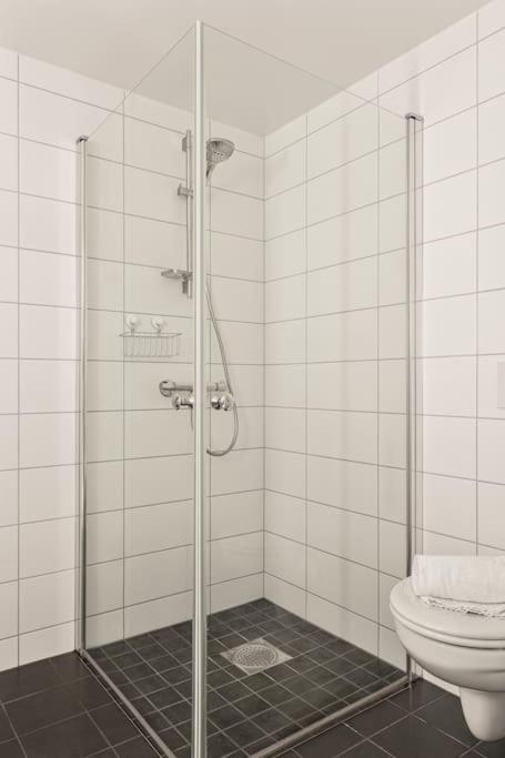 Апартаменты Dinbnb I 1 Minute To Tram! Newly Built With Balcony & 3 Beds *