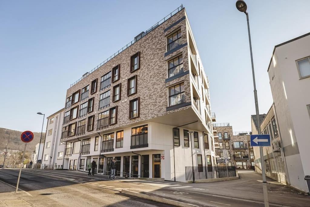Dinbnb I 1 Minute To Tram! Newly Built With Balcony & 3 Beds Апартаменты