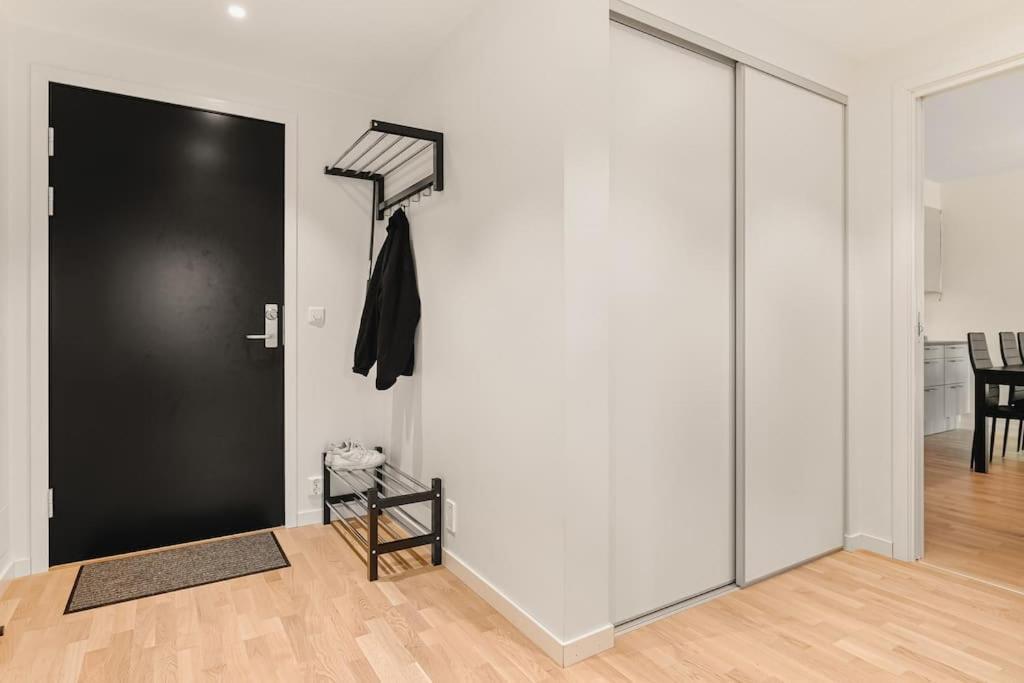 Dinbnb I 1 Minute To Tram! Newly Built With Balcony & 3 Beds Апартаменты