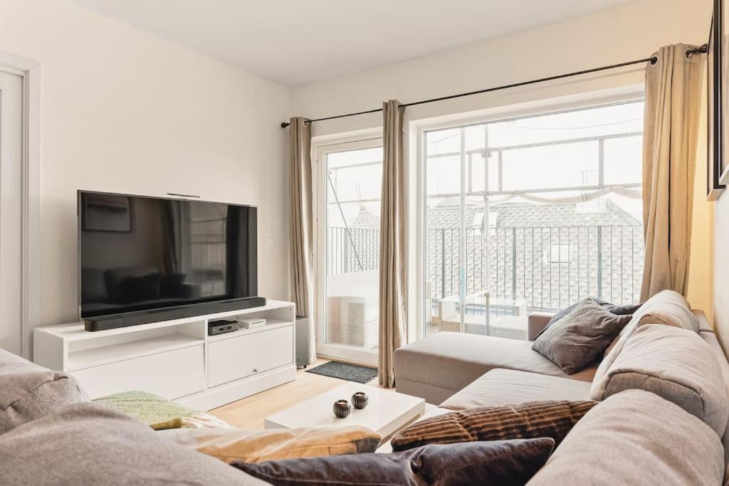 Dinbnb I 1 Minute To Tram! Newly Built With Balcony & 3 Beds * Берген